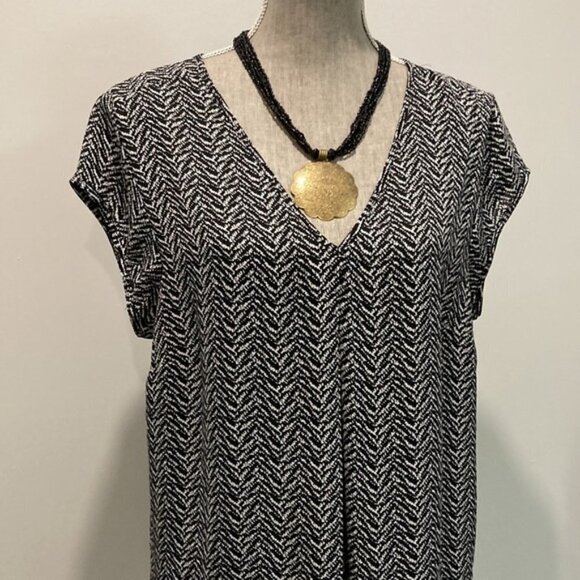 DR2 Black V-Neck Sleeveless Top Lightweight Large​​​​​​​ - Picture 3 of 12